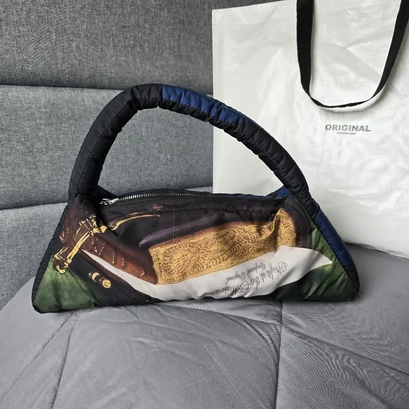 Greyhound TRIANGLE PUFFER SHOULDER BAG - Picture 7 of 8